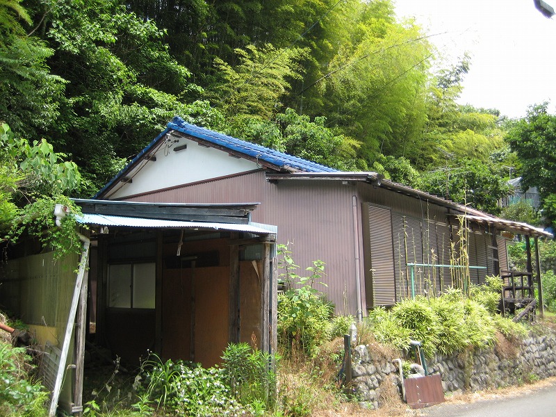 遠方に住み生家の処分を決めた。